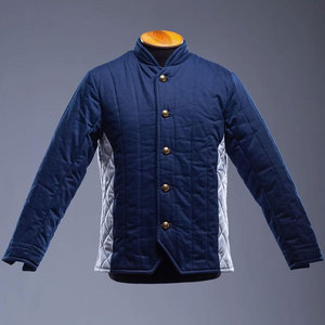 Gambeson médiéval matelassé bicolore Hema, veste de combat LARP rembourrée en coton respirant, double boutonnage avec boutons en laiton - Product Image 2