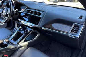 Jaguar I-Pace First Edition AWD 2024 d'occasion, 250-300 ch, double moteur, véhicule électrique, très bien équipé, rouge Photon, intérieur cuir gauche, automatique, transmission intégrale - Product Image 5