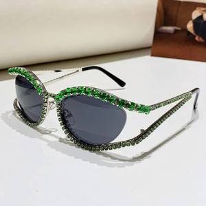 Lunettes de soleil diamantées tendance pour femmes et hommes, protection UV400, style chic pour les soirées, disponibles à la vente - Product Image 2
