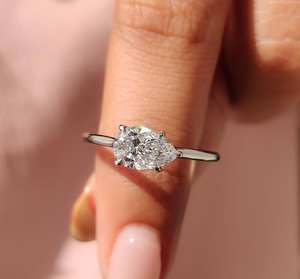 Anillo de Compromiso Clásico con Moissanita en Forma de Pera de 1 Quilate, Chapado en Oro Blanco Sólido de 18k, Sin Níquel, Joyas Avira, Anillo al por Mayor - Product Image 1