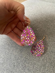 Boucles d'oreilles en résine aux tons terreux, couleur naturelle, finition lisse, article de gros personnalisé pour usine, en résine - Product Image 5
