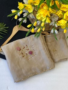 Sari de satén suave Fandy con bordado Khatli Cut Dana en toda la orilla Aarco y blusa a juego con bordado Khatli, sari hecho a mano. - Product Image 1