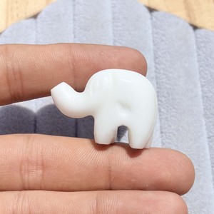 Figurine d'éléphant en agate blanche polie, sculptée à la main, pierre brute, pour la fabrication de bijoux, vente en gros - Product Image 1