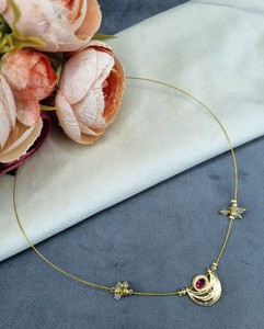 Collier en fil plaqué or minimaliste avec pierre ovale et lune croissante, style ethnique traditionnel, pour occasions festives, fournisseur de bijoux en gros - Product Image 6