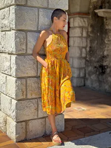 เดรสยาวปานกลางสไตล์โบฮีเมียนสำหรับผู้หญิง ลายดอกไม้ คอ halter แขนกุด เอวสม็อค แต่งกระเป๋า เหมาะสำหรับใส่ไปเที่ยวชายหาด - Product Image 5