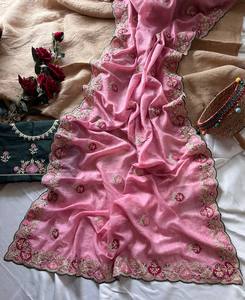 Sari de Seda Pura Hecho a Mano con Bordado Floral, Trabajo Zari y Borde Bordado con Blusa Cosida a Precio de Mayoreo - Product Image 4