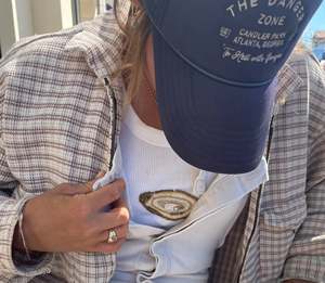 T-shirts graphiques imprimés personnalisés en coton uni, coupe ample, col en V, style streetwear, écologiques, pour femmes, vente en gros - Product Image 1