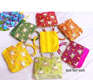 Juego de Bolsas Potli Étnicas Hechas a Mano con Estampado de Motivos Tradicionales y Asa Elegante para Regalos de Boda - Product Image 1