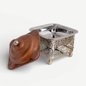 ถาดอุ่นอาหารทรงสี่เหลี่ยมลายฉลุพร้อมฝาปิดทรงปิรามิดไม้ทำมือและเคลือบทองเหลืองสำหรับงานจัดเลี้ยงบุฟเฟ่ต์สุดหรู - Product Image 2