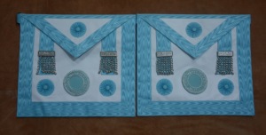 Delantal Masónico para Maestro Ceremonial (MC) y Antiguo Maestro Ceremonial con 3 Borlas/Bolas Plateadas - Product Image 3