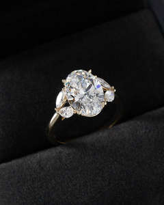 Anillo de Diamantes Ovalado de Lujo con Piedras Laterales Marquise y Redondas, Oro Amarillo, Elegante Anillo de Compromiso y Boda para Mujer, Joyería Fina - Product Image 1