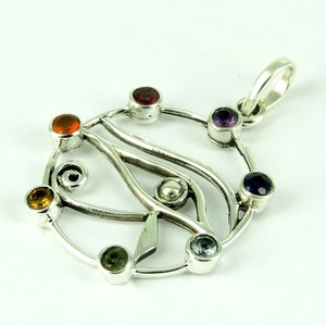 Colgante de Plata con Múltiples Piedras Aura Beauty, Joyería de Plata Única, Estilo Bohemio Cristiano, Temática de Amantes, Amatista e Iolita - Product Image 3