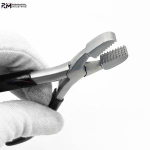 Pince de qualité supérieure RMI, acier inoxydable, embout argenté et poignée noire, finition mate. - Product Image 6