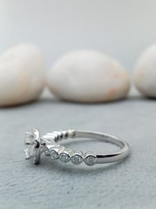 แหวนหมั้นเพชรโมอิสซาไนต์ทรงโซลิแทร์ เพชรเจียระไนทรงบริลเลียนท์ ผลิตในห้องปฏิบัติการ สีขาว D ชุบทองคำขาว พร้อมใบรับรอง - Product Image 5