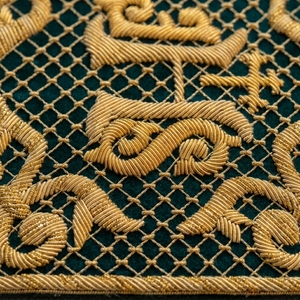 Cáliz bordado a mano con hilo de oro IHS, estandarte litúrgico de terciopelo verde personalizado para iglesia, decoración de altar. - Product Image 2