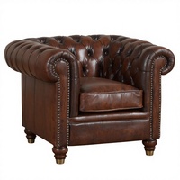 Fauteuil Chesterfield classique en cuir marron, capitonnage profond, garniture à clous, style Mid-Century Modern, accent vintage pour chambre et salon