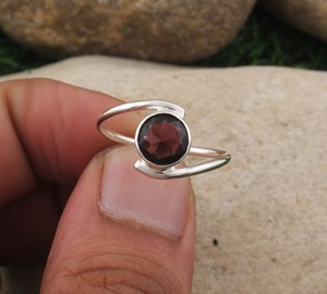 แหวนโกเมนสีแดงธรรมชาติ 925 เงินสเตอร์ลิง โมซัมบิก โกเมน พลอยแหวนผู้หญิง หินประจำเดือนมกราคม คลาสสิก งานแต่งงาน งานละเอียด - Product Image 1