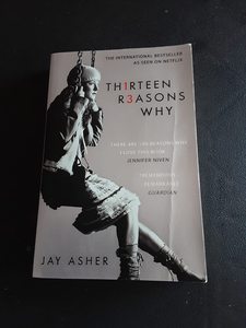 Treize raisons pour le faire, de Jay Asher, livre broché, best-seller pour adultes - Product Image 1