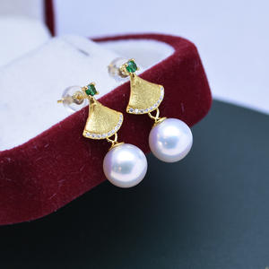 ต่างหูมุกน้ำจืดสีขาวขนาด 9-10 มม. สำหรับผู้หญิง เงินแท้ S925 ดีไซน์เรียบง่าย แสงเงาสวยงาม มีตำหนิเล็กน้อย - Product Image 2