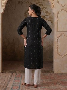 Kurta de Diseño Indio de Alta Calidad en Seda Negra para Mujer, con Estampado Dorado, Estilo Étnico para Fiesta, Corte Ajustado y Transpirable - Product Image 3