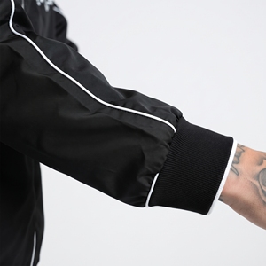Ensemble de survêtement noir pour homme, veste coupe-vent légère à capuche et pantalon de jogging avec bordure réfléchissante - Product Image 4