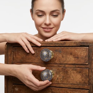 Poignées de meubles rondes en laiton bleu doré à motif floral traditionnel pour commodes et tiroirs de cuisine - Product Image 2