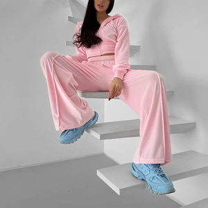 Ensembles de survêtements d'hiver personnalisés pour femmes, coupe courte, avec broderie vintage et boutons, en molleton de coton, pour le sport, élégants, en gros du Pakistan - Product Image 5