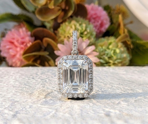 จี้เพชรทรงเอเมอรัลด์ 1.91 กะรัต จาก Lurba Jewels พร้อมเพชรแล็บโกรว์แบบ Halo ตัวเรือนทองคำขาว 14K รับรองโดย IGI เครื่องประดับเจ้าสาวสีขาวสว่าง - Product Image 6