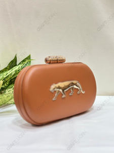 Pochette à cadre lisse couleur tan avec emblème de tigre en métal, sac de soirée de luxe moderne, accessoire de mode affirmé - Product Image 2