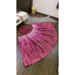 Lehenga Choli de créateur pour les fêtes et les robes de cocktail avec des travaux de séquence - Product Image 2