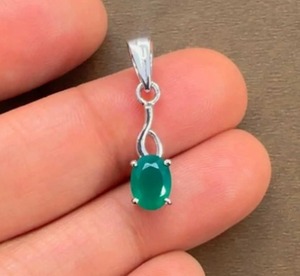 จี้เงินแท้ชุบโรเดียมทรงรีประดับออนิกซ์สีเขียว ดีไซน์ทันสมัย ขายส่ง งานแฮนด์เมด สไตล์มินิมอล ของขวัญสำหรับเธอ เครื่องประดับประจำเดือนมกราคม - Product Image 1