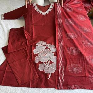 VASTRA COTTAGE Conjunto de Lehenga Rojo Falu de Algodón Puro con Dupatta de Algodón Mul con Estampado a Mano, Bordado y Forro Interior de Algodón Suave - Product Image 3