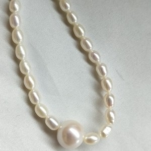 Collar de Perlas de Agua Dulce con Cuentas de Arroz Pequeñas y Cuentas Redondas de 11-12 mm - Product Image 1