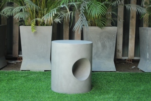 Table d'appoint extérieure minimaliste en béton avec découpe circulaire pour jardin ou terrasse - Product Image 2