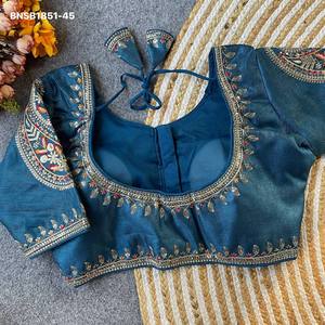 เสื้อผ้าไหมมิลานสำหรับใส่เป็นลำลอง ประดับด้วยด้ายหลากสีและเลื่อมที่คอเสื้อ ขอบเสื้อ และแขนเสื้อ  คอลเลคชั่นเสื้อผ้าจากซูรัต - Product Image 5