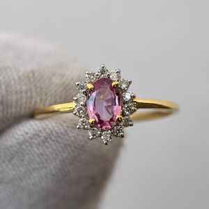 แหวนพลอยแซฟไฟร์สีชมพูมินิมอลลิสต์ เงินแท้ 925 ชุบทอง 14K ทรงวงรี ประดับเพชรรอบๆ แหวนหมั้นสไตล์วินเทจ - Product Image 6