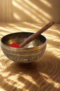 Bol chantant tibétain fait main en bronze, instrument de percussion pour la méditation, la guérison sonore et la pratique du yoga, avec marteau en bois - Product Image 6