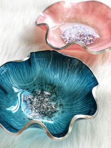 Moderna Tazón de Resina Hecha a Mano para Servir Frutas, Diseño Azul en Resina, Estilo Wabi Sabi, Vajilla Decorativa con Acabado Bajo Esmalte - Product Image 4