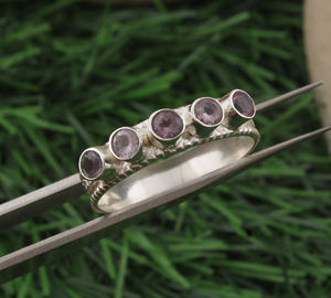 Anillo de Plata de Ley 925 con Bisel de Amatista Natural, Cinco Piedras Preciosas Púrpuras, Anillo de Gema Genuina, Piedra de Nacimiento de Febrero - Product Image 3