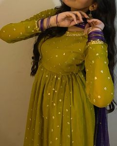Robe Anarkali longue verte avec dupatta violet, tenue de mariage traditionnelle indienne et pakistanaise pour femmes, coupe ample en mousseline de soie - Product Image 4