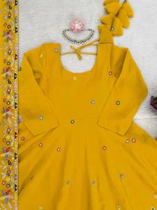 Anarkali de Diseñador con Conjunto Plazoo, Ropa Étnica Elegante, Confeccionada en Tonos Clásicos con Tela y Detalles de Primera Calidad - Product Image 4