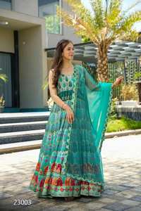 Magnifique robe Anarkali indienne pakistanaise en tissu de soie, avec des motifs imprimés numériquement, pour les occasions spéciales, les mariages, les tenues décontractées, les vêtements traditionnels pour femmes - Product Image 4