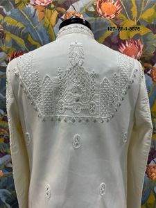 Traje de Novio Sherwani Imperial Taj Heritage Plateado, Blanco Impecable, con Detalles de Perlas Plateadas y Cuentas Codificadas - Product Image 4