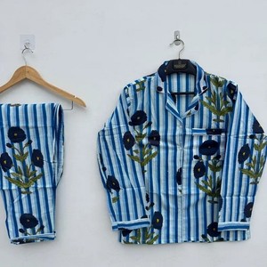 Hermoso Conjunto de Pijama de Algodón Estampado a Mano para Mujer, Ropa de Dormir con Estampado Floral - Product Image 5