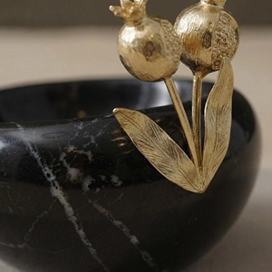 Cuenco Decorativo de Mármol Negro con Diseño de Granada y Detalles en Dorado para Decoración Moderna del Hogar, Diwali y Ocasiones Especiales - Product Image 3