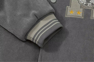 เสื้อแจ็คเก็ตวาร์ซิตี้วินเทจสำหรับผู้ชาย คอตั้ง กระดุมแถวเดียว พิมพ์ลายตามสั่ง ปักลายด้านหน้า แขนเสื้อตัดกัน ชายเสื้อแบบริบ สำหรับฤดูใบไม้ร่วง - Product Image 4