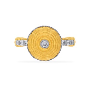 Anillo de Diamantes Earthly Elegance, Anillo de Diamantes de Lujo en Oro Amarillo de 18K con Círculo Texturizado para Mujer con Detalles de Diamantes Baguette - Product Image 4