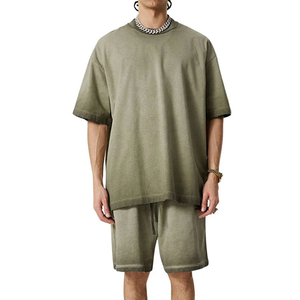 Ensemble été homme respirant, chemise et short assortis, tenue décontractée, coupe confortable et relaxée, idéal pour les vacances à la plage, la salle de sport et en vente en ligne. - Product Image 1