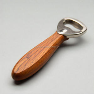 Abrebotellas de madera duradero con mango ergonómico Abridor de metal resistente a la oxidación para un fácil uso Regalo elegante para Bar y hogar - Product Image 3