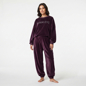 Conjunto Deportivo de Terciopelo Morado para Mujer, Manga Larga, Cuello Redondo, Corte Holgado, Pantalones Deportivos con Bolsillos Laterales, Ropa Casual, Logotipo Personalizado con Pedrería - Product Image 3